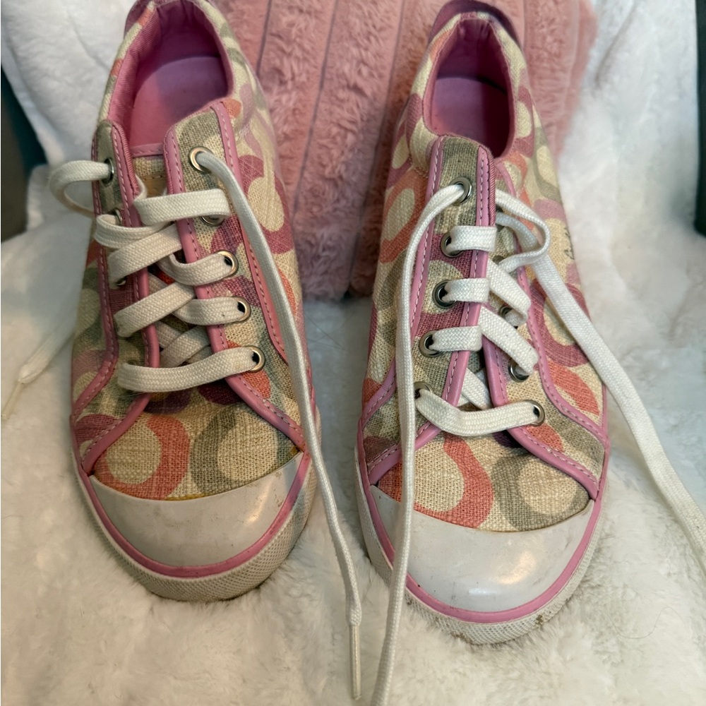 Coach Signature Canvas Sneakers – Pink & Beige Low-Top